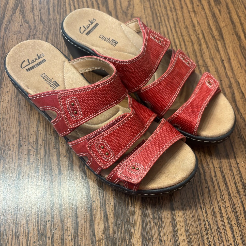 Women’s Clark’s soft cushion Velcro sandals 7.5